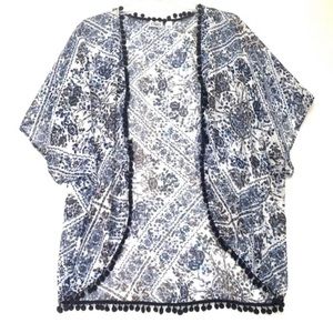 Cato Woman's Blue and White Floral Open Tunic Batwing Short Sleeve Size Large.